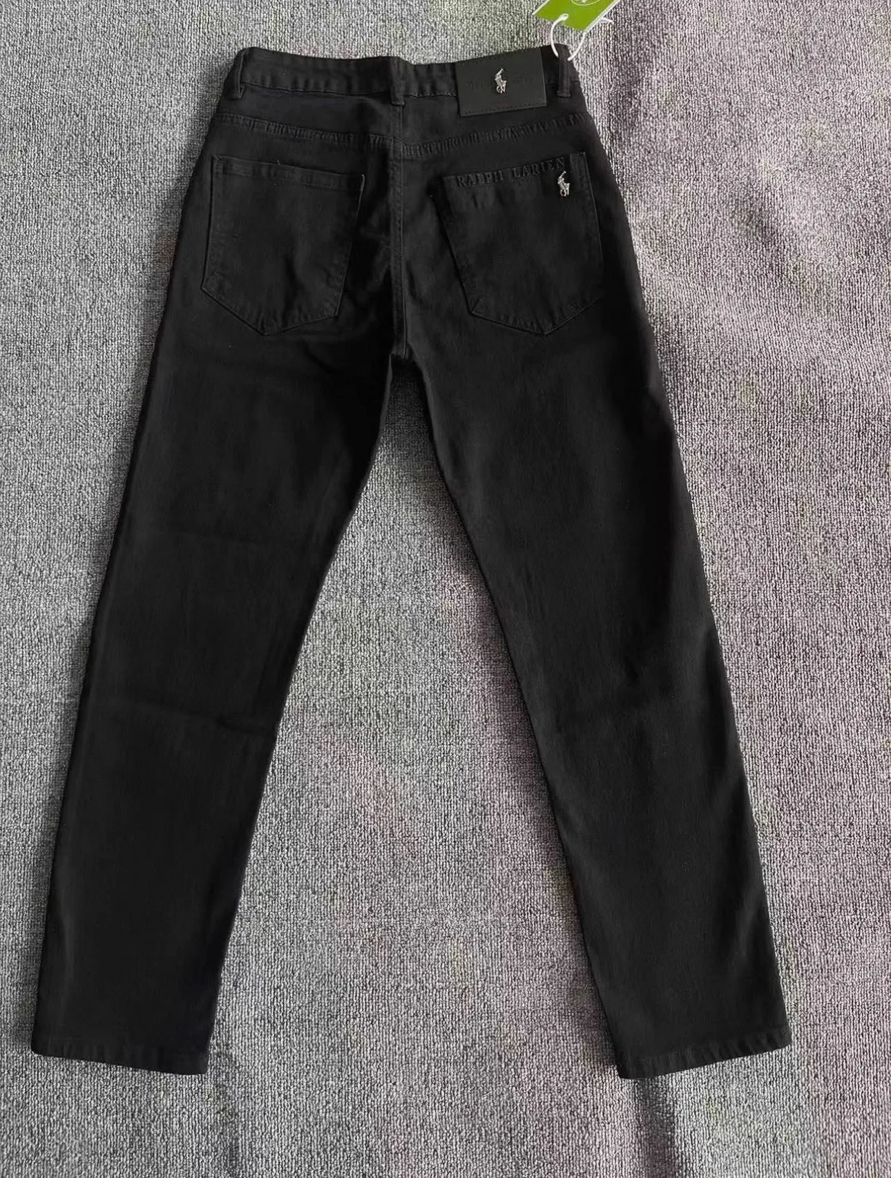 P176 Style No. Cc951 Ralph Lauren Pony Jeans Top-quality super-soft high-cotton washed denim fabric. Each piece of washed denim fabric costs three times more than conventional processes. The touch is extremely delicate and the texture is very good. The whole body is simple and elegant. The back pocket of the pants adopts high-end direct injection technology. The high-luxury pony metal leather label on the waist is extremely exquisite. Full marks for details. Color: Picture color Size#M-XXL Size M L XL XXL Pants length 97 98 99 100 Waist 74 78 82 86 Hips 98 102 106 110 Feet 34 35 36 37 Recommended size M 95-115kg L 115-130kg XL 130-155kg XXL 155-180kg